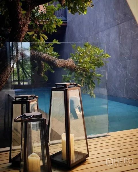 บ้าน ขายในLat Phrao, Bangkok - โคมเทียนตกแต่งบนดาดไม้ข้างฉากกระจกและสระสีฟ้าใส