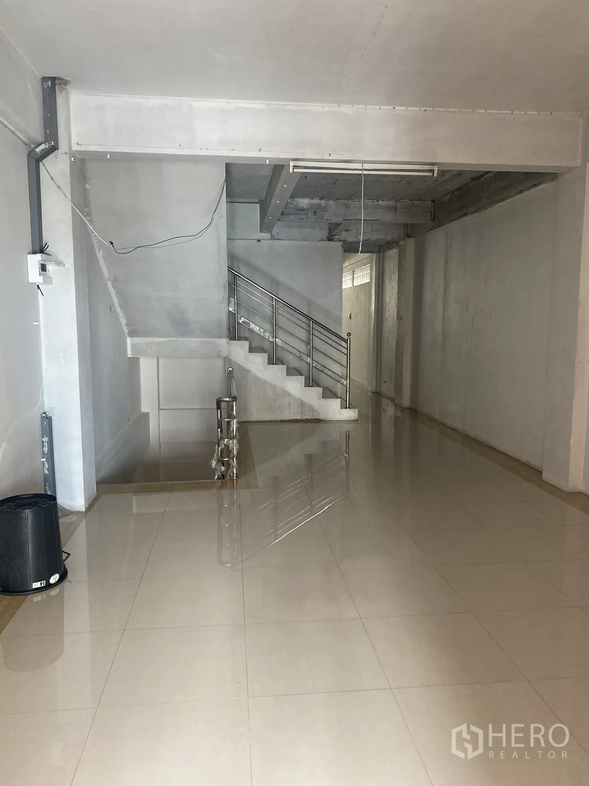 店屋 出租在Khlong Toei, Bangkok - 室内楼梯与不锈钢扶手，连接开放式营业楼层。