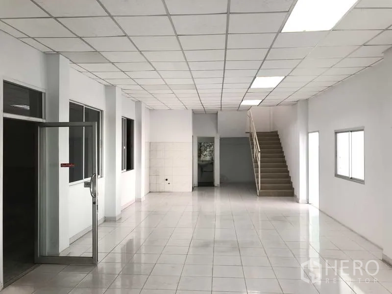 Warehouse for rent in Phra Nakhon Si Ayutthaya - Simple office room with ceramic tiles, white walls and windows on two sides.