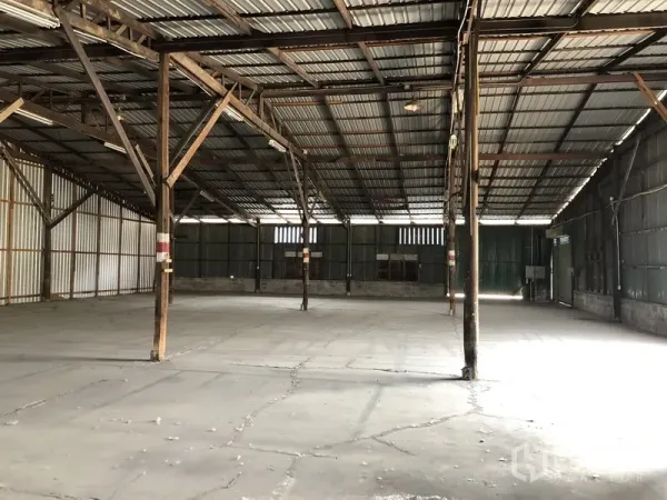 Warehouse for rent in Lat Krabang, Bangkok - Spacious warehouse interior in Lat Krabang, Bangkok with high metal roof, steel columns and smooth concrete floor.