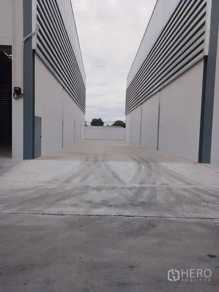 Warehouse for rent in Khlong Toei, Bangkok - Concrete driveway between warehouse buildings providing easy truck access.