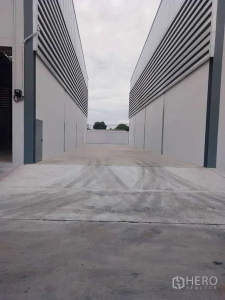 Warehouse for rent in Khlong Toei, Bangkok - Concrete driveway between warehouse buildings providing easy truck access.