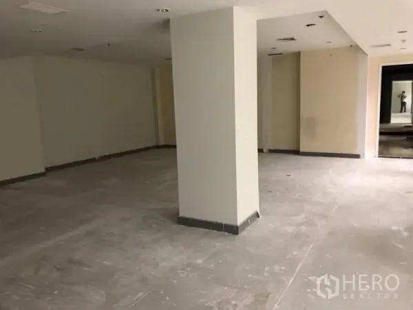 Office Space for rent in Bang Rak, Bangkok - Vacant office floor with structural columns and recessed lighting ready for fit-out.