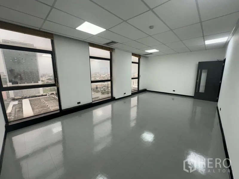办公空间 出租 - 宽敞的开放式办公室，巨窗引入充足采光并享城市天际线景观。