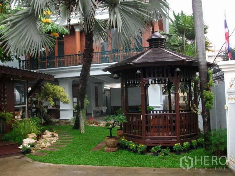 Townhouse for rent in Khlong Toei, Bangkok - Courtyard garden with wooden gazebo in front of the townhouse.