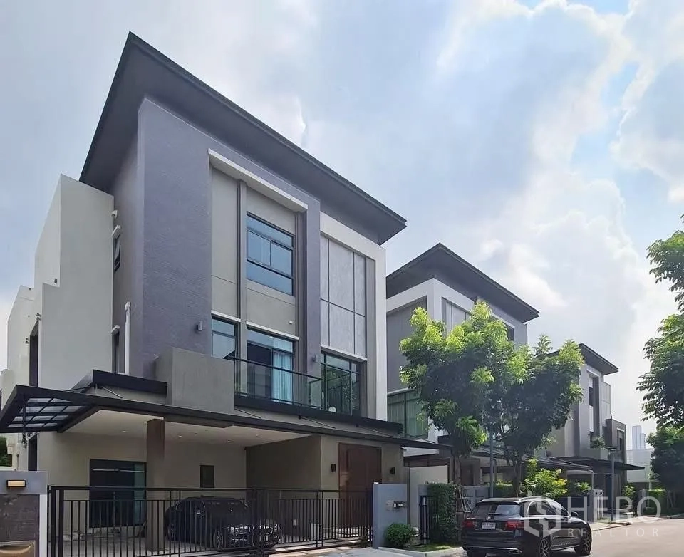 独栋房屋 for rent in Phra Khanong, Bangkok - 现代三层独栋外立面，带阳台、遮雨车棚与入户庭院。