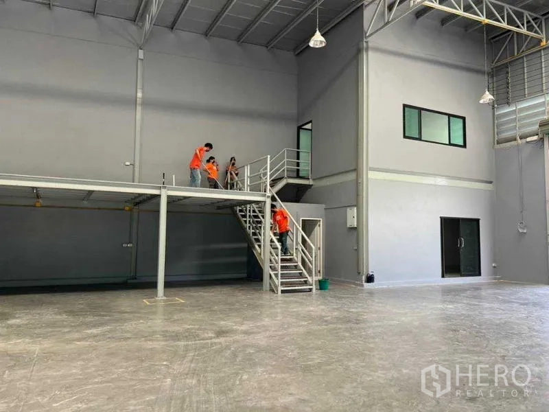 货栈 出租在Bang Khun Thian, Bangkok - 带楼梯的夹层，窗户俯瞰仓库主场地