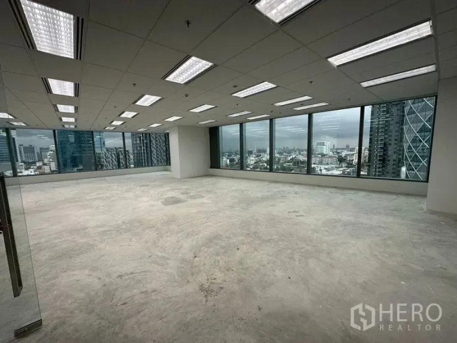 办公空间 出租在Ratchathewi, Bangkok - 明亮办公室，整面落地窗与城市景观，灵活可定制布局，近Ari轻轨站。