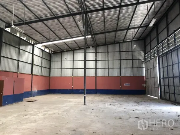 货栈 出租在Lam Luk Ka, Pathum Thani - 宽敞仓库，高顶、采光带与长条照明，开阔地面并设侧面滑门。