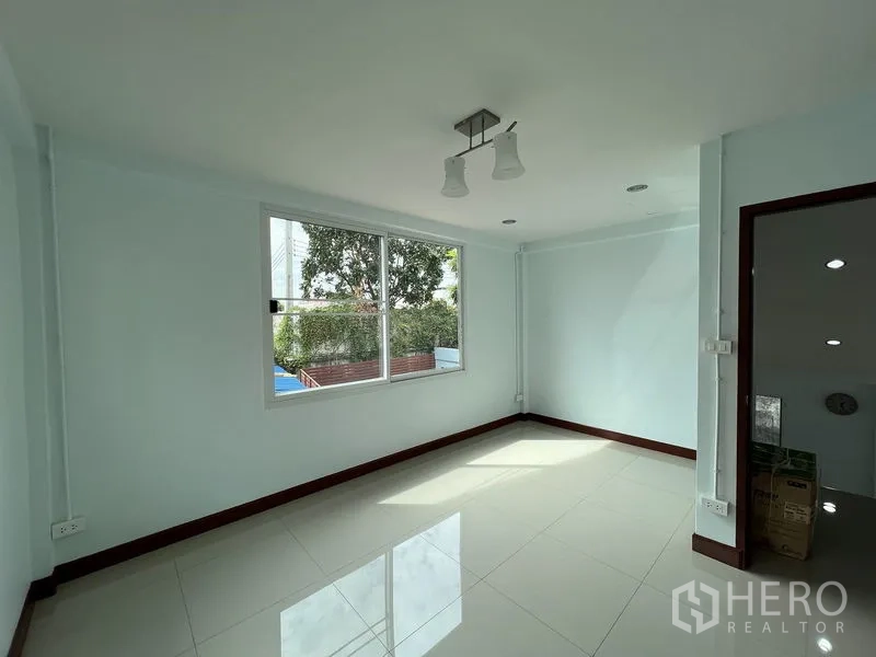 独立式住宅 出租在Khlong Toei, Bangkok - 卧室采光充足，大窗户与浅色墙面，抛光地砖。