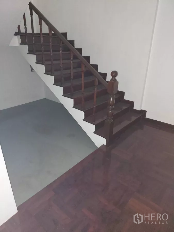 Home Office for rent in Yan Nawa, Bangkok - Dark wooden staircase above a polished parquet landing.