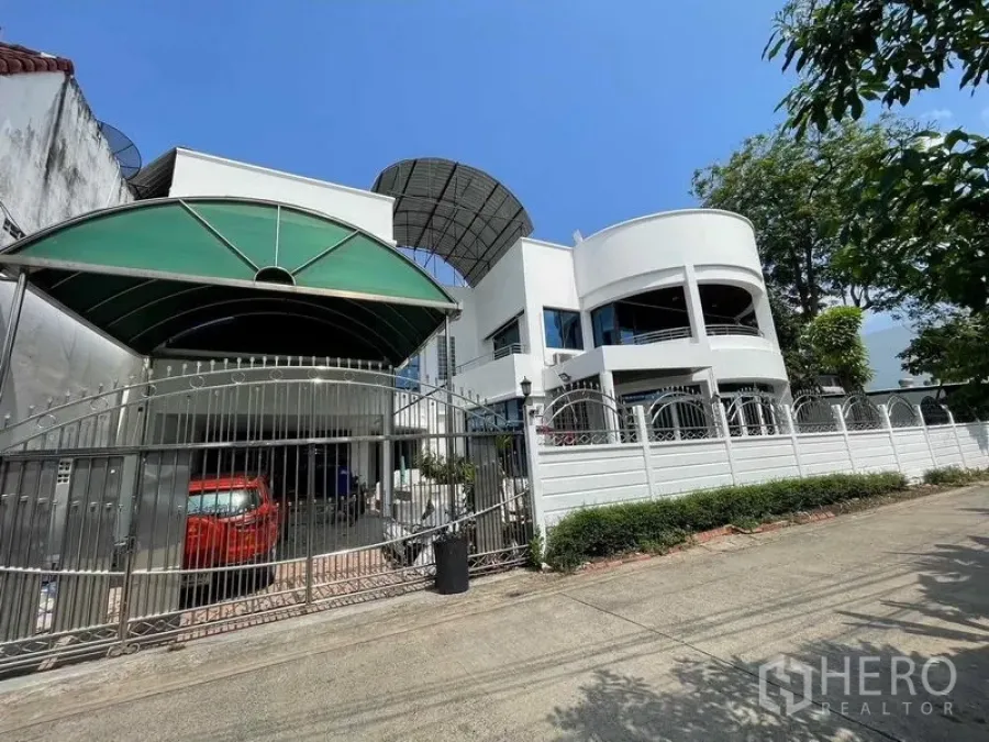 สำนักงานที่บ้าน ขาย - ด้านหน้าทรัพย์สิน ประตูรั้วกว้าง โรงจอดรถมีหลังคา และกันสาดทางรถ