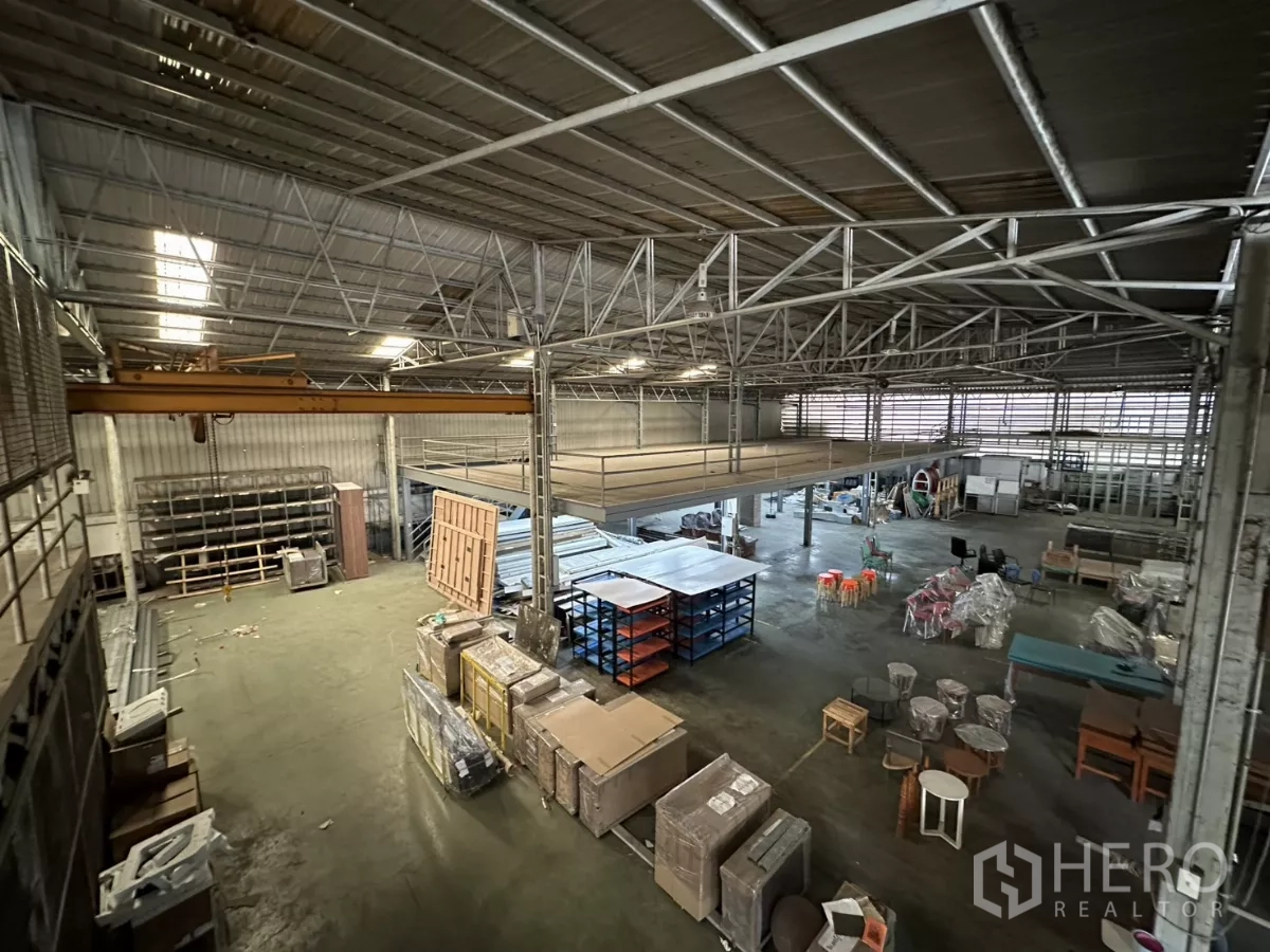 货栈 出租在Yan Nawa, Bangkok - 俯视夹层走道与开放储存区