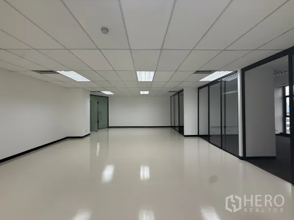 办公空间 出租 - 明亮的公共工作区，吊顶灯具、玻璃隔断与双层玻璃门入口。