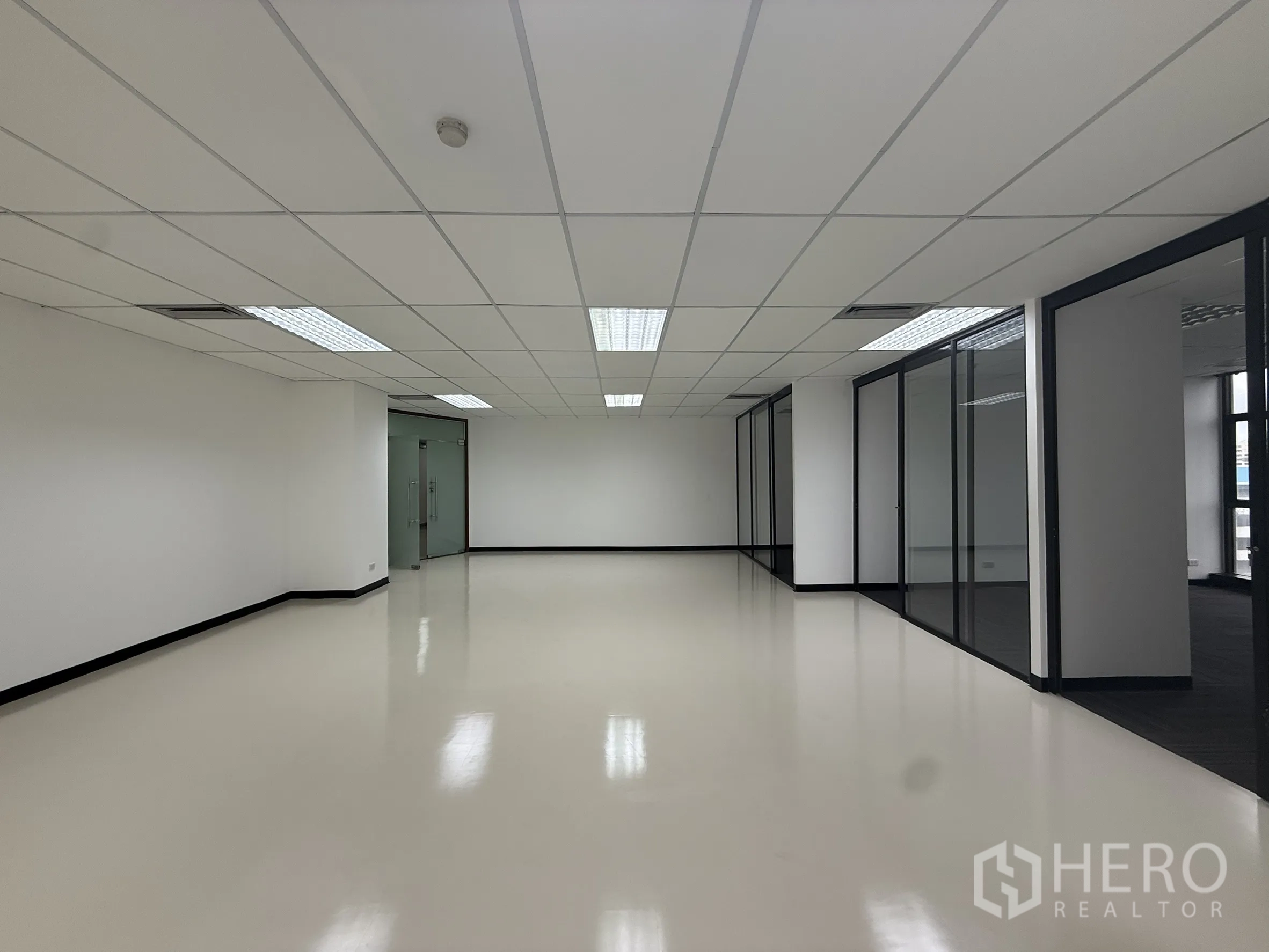 办公空间 出租 - 明亮的公共工作区，吊顶灯具、玻璃隔断与双层玻璃门入口。