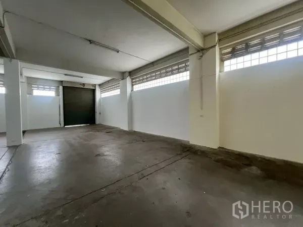 货栈 出租在Phra Khanong, Bangkok - 开阔储存大厅，立柱布局、玻璃砖采光窗与平整地面