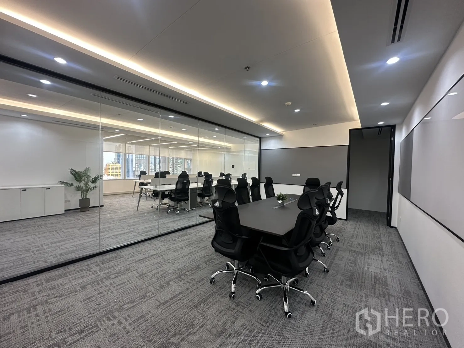 ออฟฟิศ for rent in Pathum Wan, Bangkok - ห้องประชุมหลัก โต๊ะยาวสีเข้ม เก้าอี้สีดำ หลังผนังกระจกเต็มความสูง