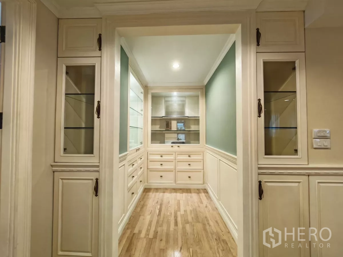 Condominium for rent in Pathum Wan, Bangkok - Hallway pantry with glass display cabinets and ample drawers.