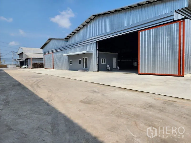 Factory for rent in Mueang Samut Sakhon, Samut Sakhon - Front of the factory showing open sliding doors and an expansive loading apron.
