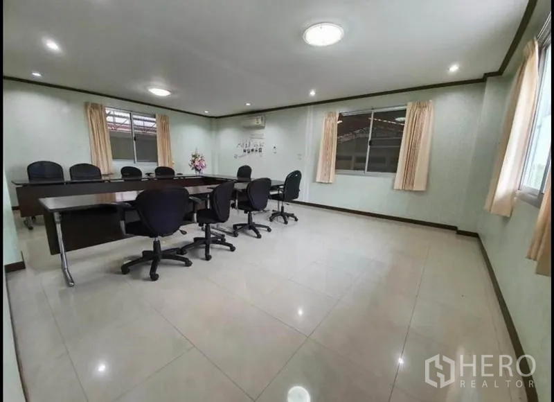 โรงงาน ขายในChon Buri - ห้องประชุมกว้าง โต๊ะยาว เก้าอี้ล้อเลื่อน และพื้นกระเบื้อง