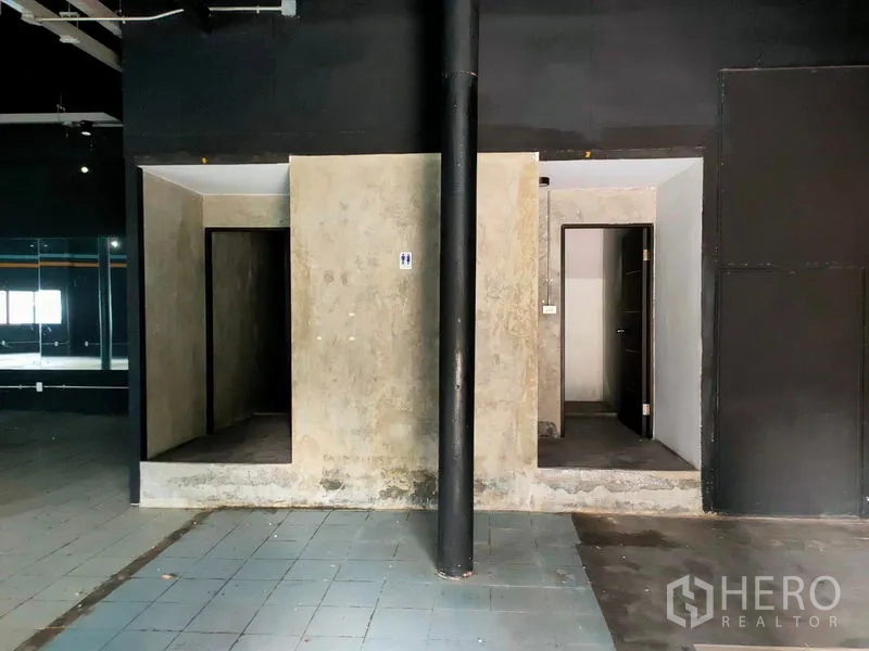 货栈 出租在Suan Luang, Bangkok - 仓库内自带卫生间，混凝土隔断与瓷砖地面。