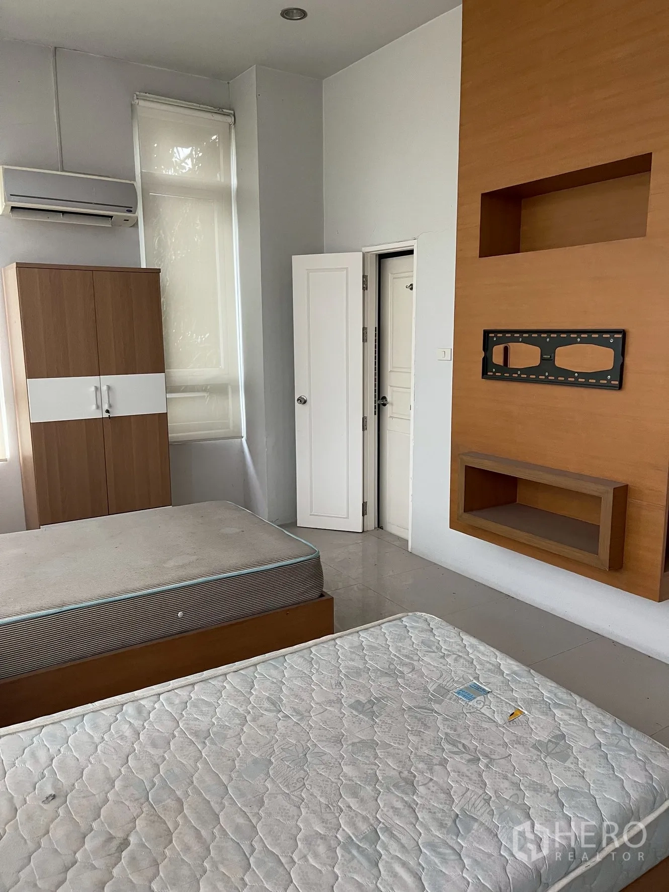 Home Office for rent in Wang Thonglang, Bangkok - Bedroom or executive office with built-in wall unit, air conditioner and two mattresses.