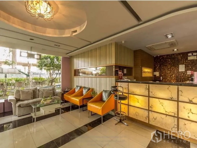 Shophouse for rent or sale in Khlong Toei, Bangkok - Bright reception lobby featuring an illuminated front desk and lounge seating.