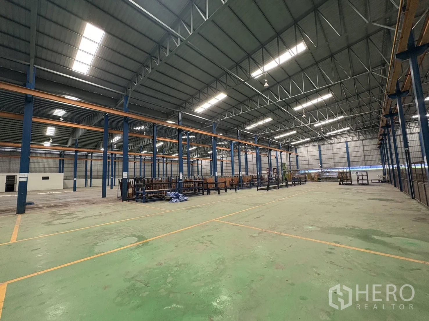 Factory for rent in Phra Pradaeng, Samut Prakan - Wide green‑floor zone marked for operations inside the warehouse.