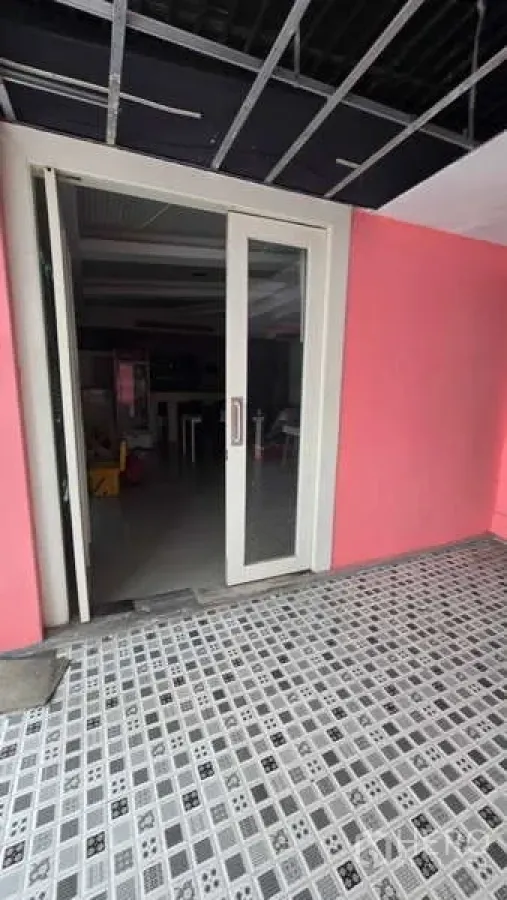 Retail Space for rent in Watthana, Bangkok - Alternate angle of the glass storefront and tiled entry under a partial ceiling.