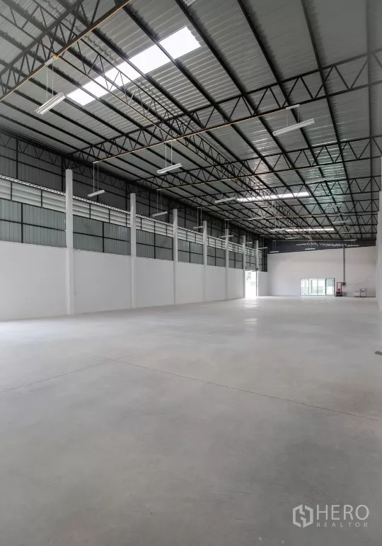 工厂 出租或出售在Bang Len, Nakhon Pathom - 大跨度生产大厅，屋顶设有采光天窗与开阔作业区。