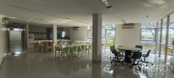 โรงงาน ขายในMueang Samut Sakhon, Samut Sakhon - ห้องอาหาร/พักผ่อนปรับอากาศ ผนังกระจกและเก้าอี้หลายแบบ