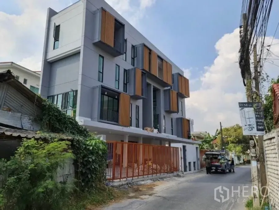 带办公室的家 出租在Chatuchak, Bangkok - 全新翻新的四层家庭办公楼外观，现代立面与木质遮阳板，临安静小巷。