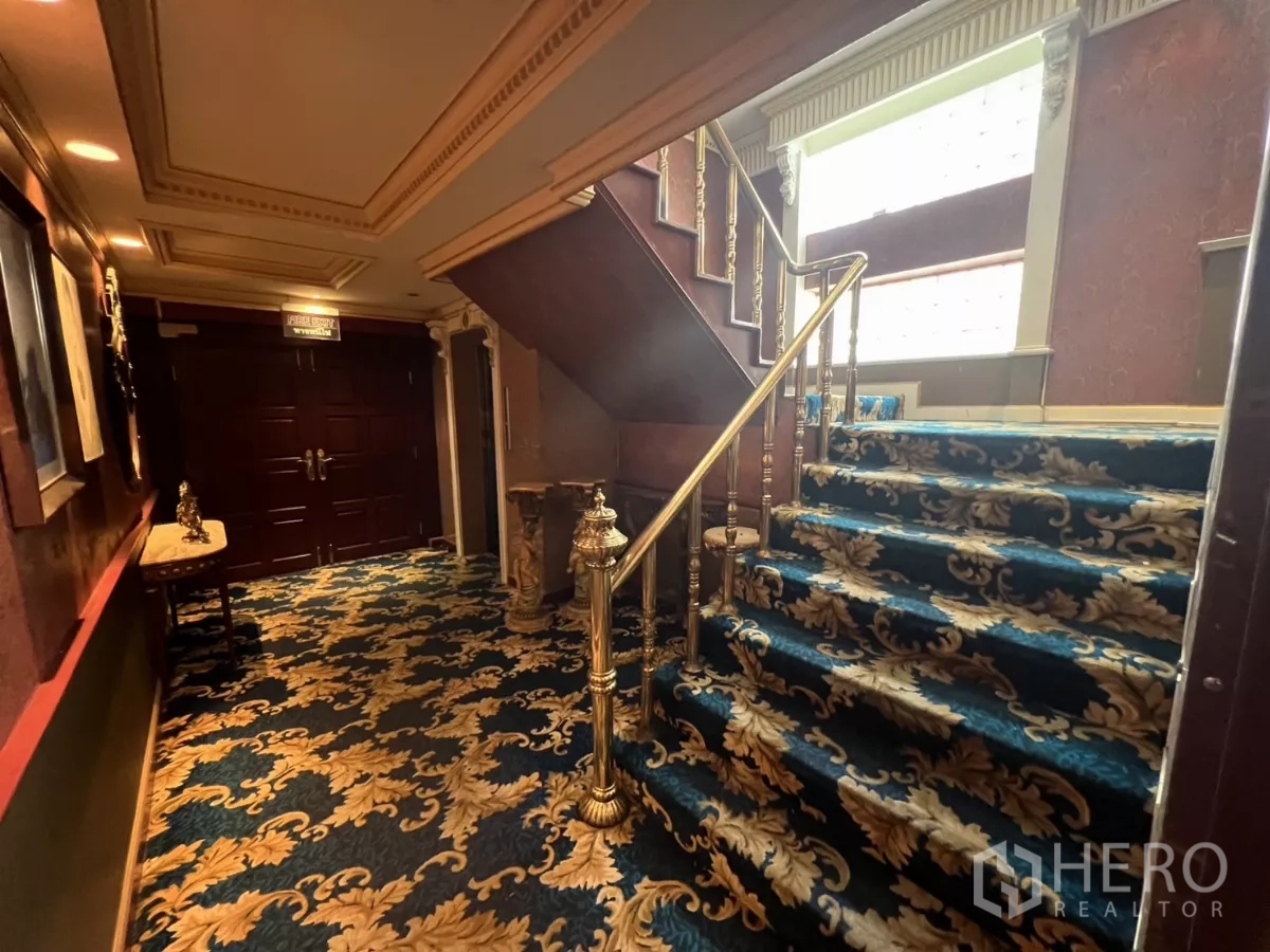 Retail Space for rent in Watthana, Bangkok - Stair landing with blue-and-gold carpet and brass handrail.