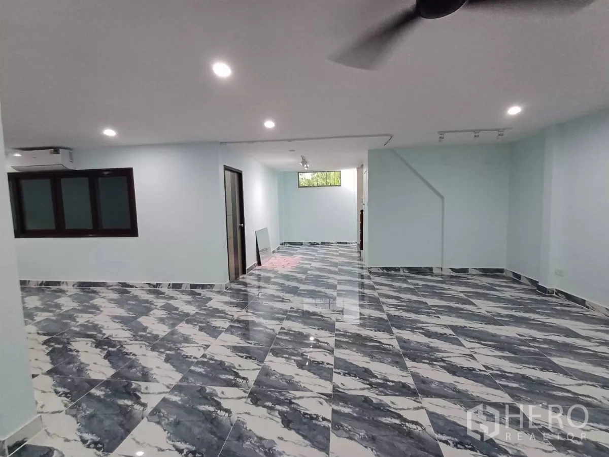 带办公室的家 出租在Phra Khanong, Bangkok - 带窗与筒灯的开放区域，大理石纹地面。