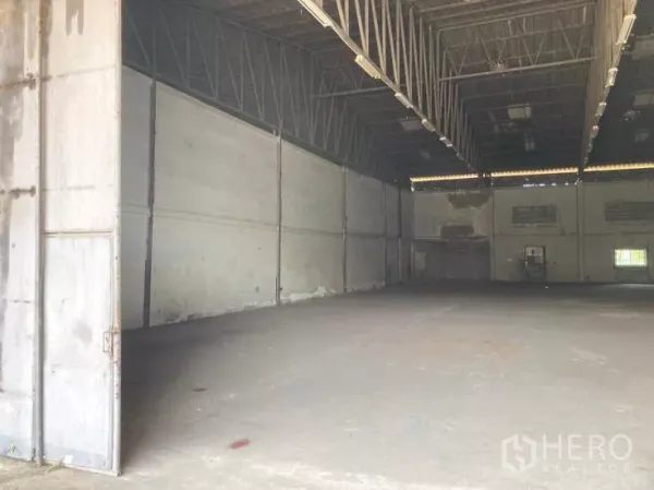 Factory for rent in Bang Sao Thong, Samut Prakan - Interior clear-span warehouse space with high steel truss roof.