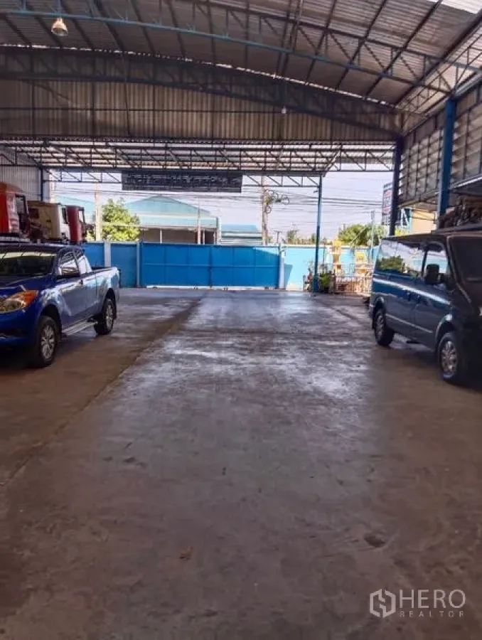 คลังสินค้า ขายในSai Noi, Nonthaburi - ลานหน้าคลังสินค้ามีหลังคา รถจอด และประตูทางเข้าออกกว้าง
