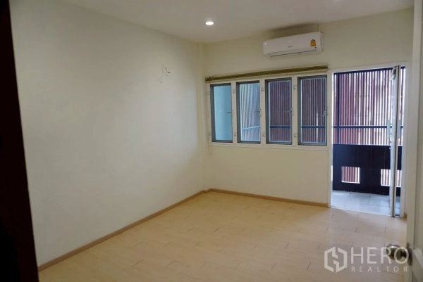 带办公室的家 for rent in Watthana, Bangkok - 浅色瓷砖地、带空调并可通往阳台的房间。