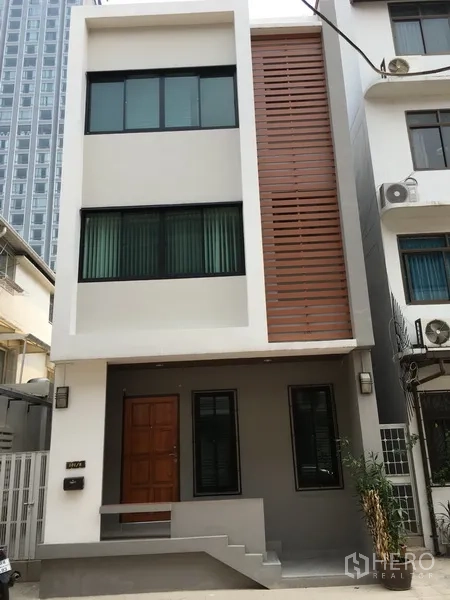 Home Office for rent in Bang Rak, Bangkok - Three-storey modern home office facade with wood slat feature and large windows in Bang Rak.