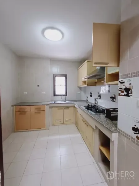 Detached House for rent or sale in Mueang Nonthaburi, Nonthaburi - Separate Thai kitchen with built-in cabinets, gas hob, extractor and tiled walls.