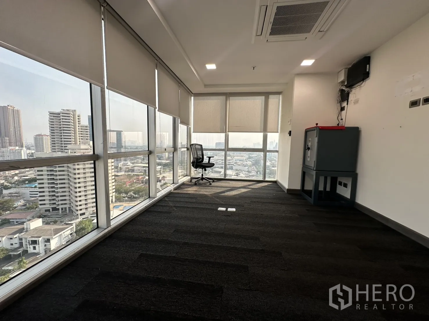 办公空间 出租 - 地毯办公室，落地窗全景、百叶与设备柜