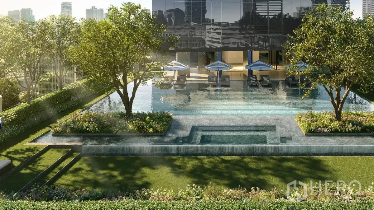 房间 出租在Khlong Toei, Bangkok - 日光下的室外泳池，配躺椅与遮阳伞，周围是景观花园与现代公寓。