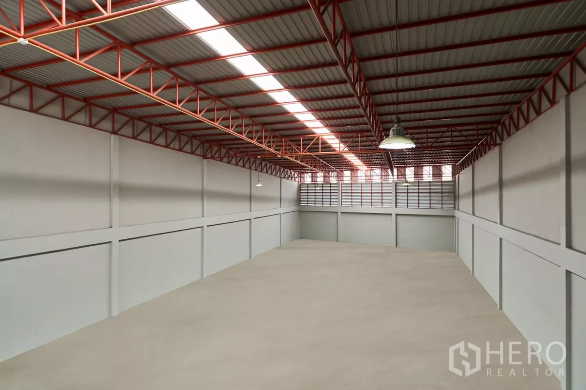 Factory for rent in Mueang Samut Sakhon, Samut Sakhon - Elevated view across the warehouse showing lighting and roof structure.