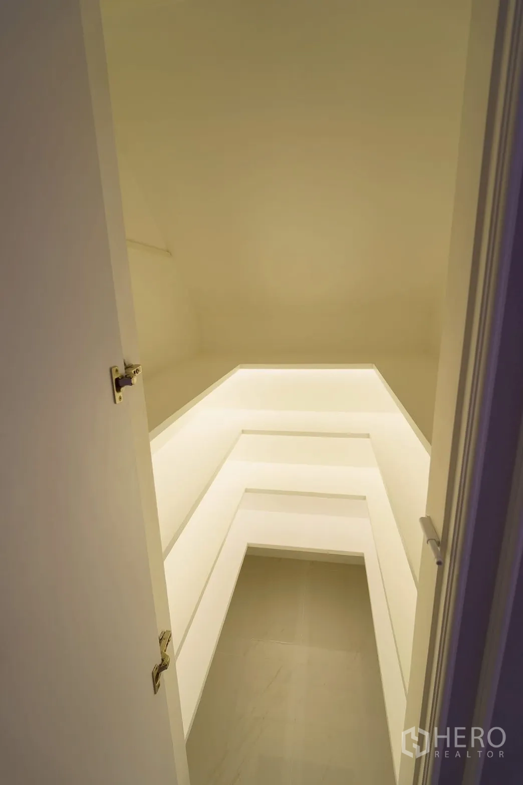 Detached House for sale in Bang Phli, Samut Prakan - Walk-in storage closet with integrated shelves and LED lighting