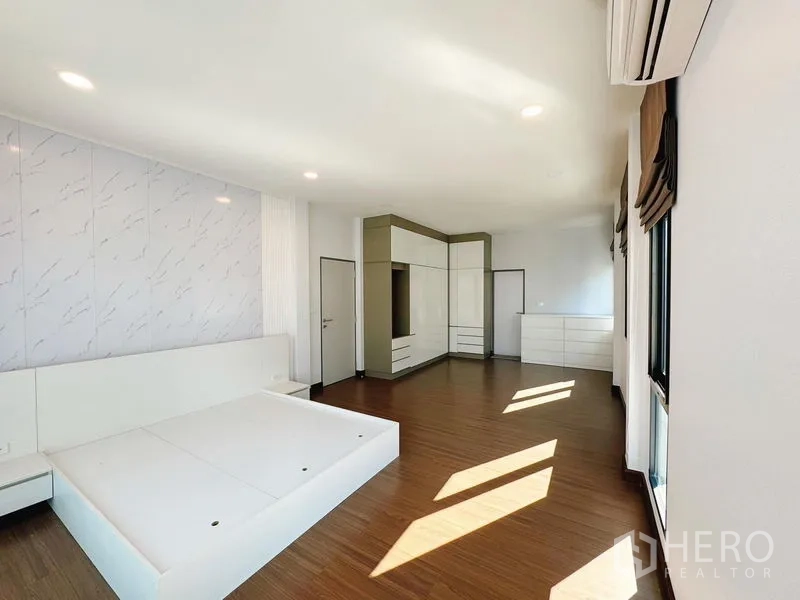 Detached House for rent in Bang Phli, Samut Prakan - Oversized master suite with built-in wardrobes and platform bed.