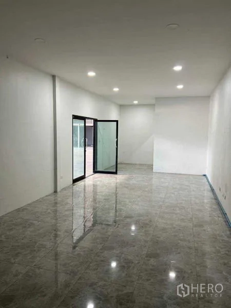 货栈 出租在Bang Khun Thian, Bangkok - 狭长开放式办公区，吸顶灯与玻璃门