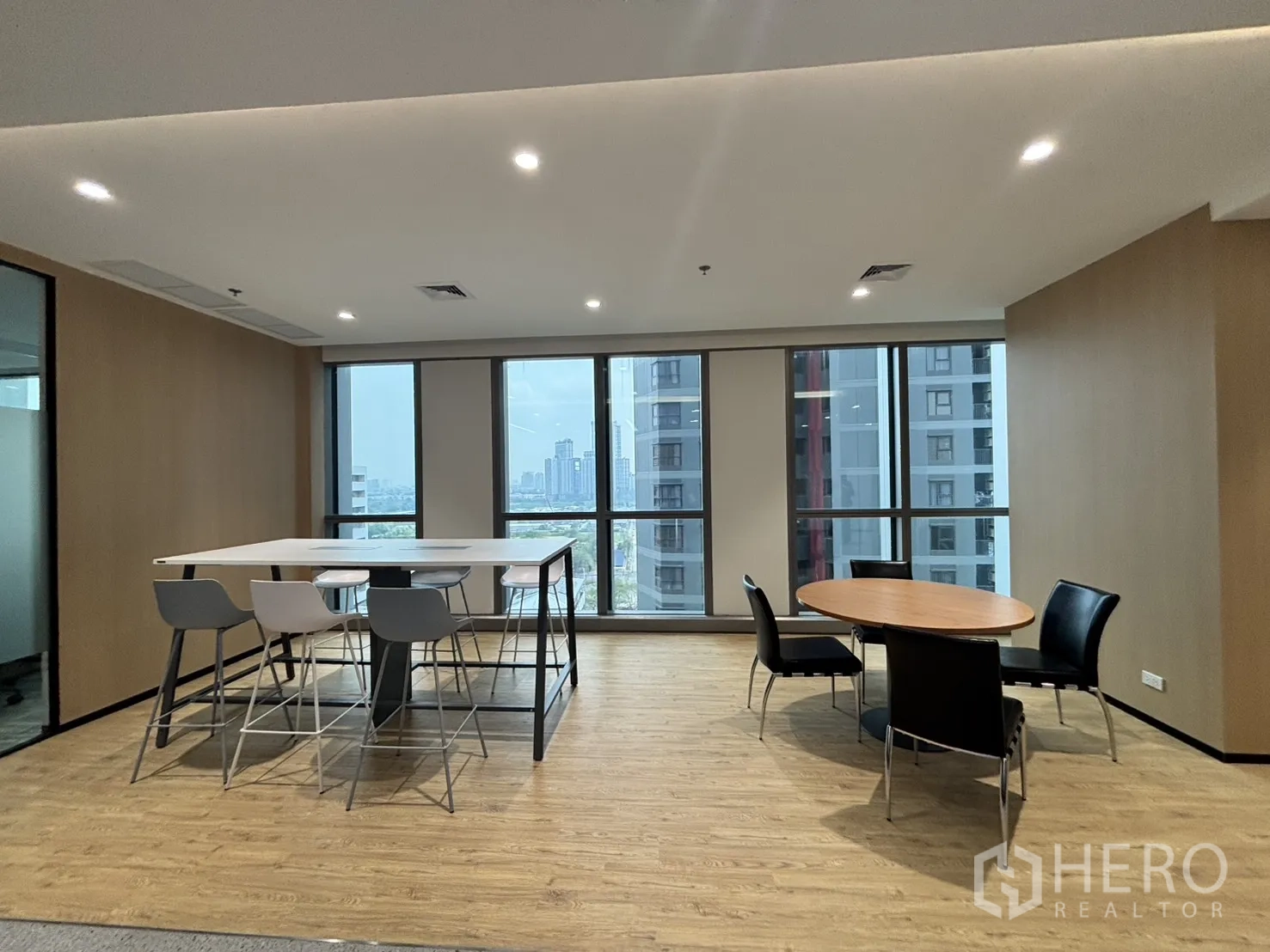 办公空间 出租在Huai Khwang, Bangkok - 协作休闲区，高桌与吧椅，可眺望城市