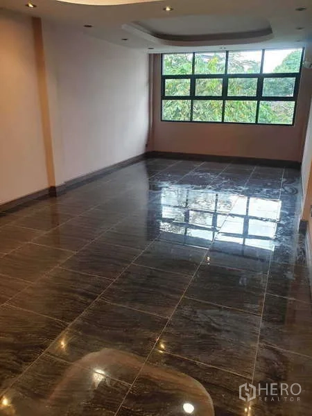 Home Office for rent in Khlong Toei, Bangkok - Spacious room with shiny marble tile floor and a big window.