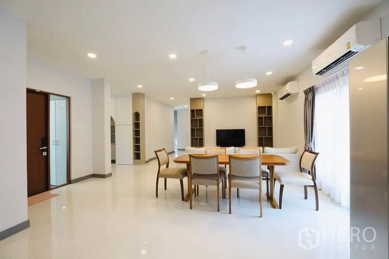 Detached House for rent in Bang Phli, Samut Prakan - Dining space facing the living area with pendant lights and a TV wall.