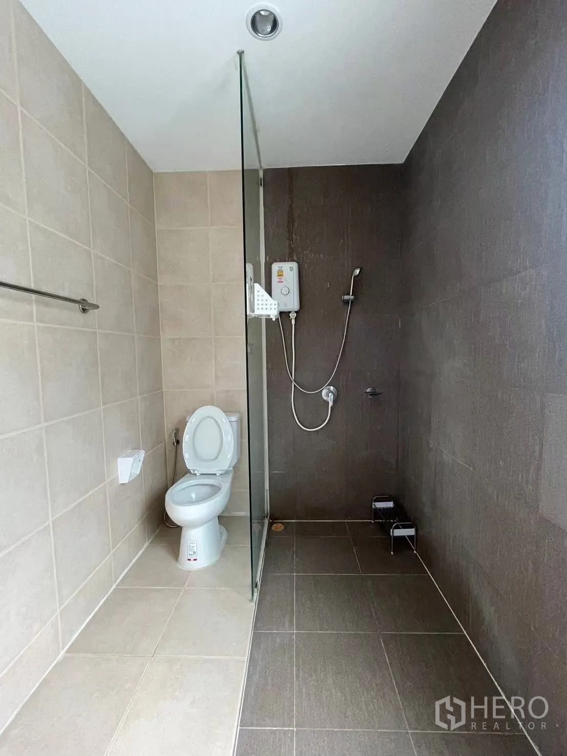 Townhouse for rent in Suan Luang, Bangkok - Modern bathroom with walk-in shower, glass screen and toilet.
