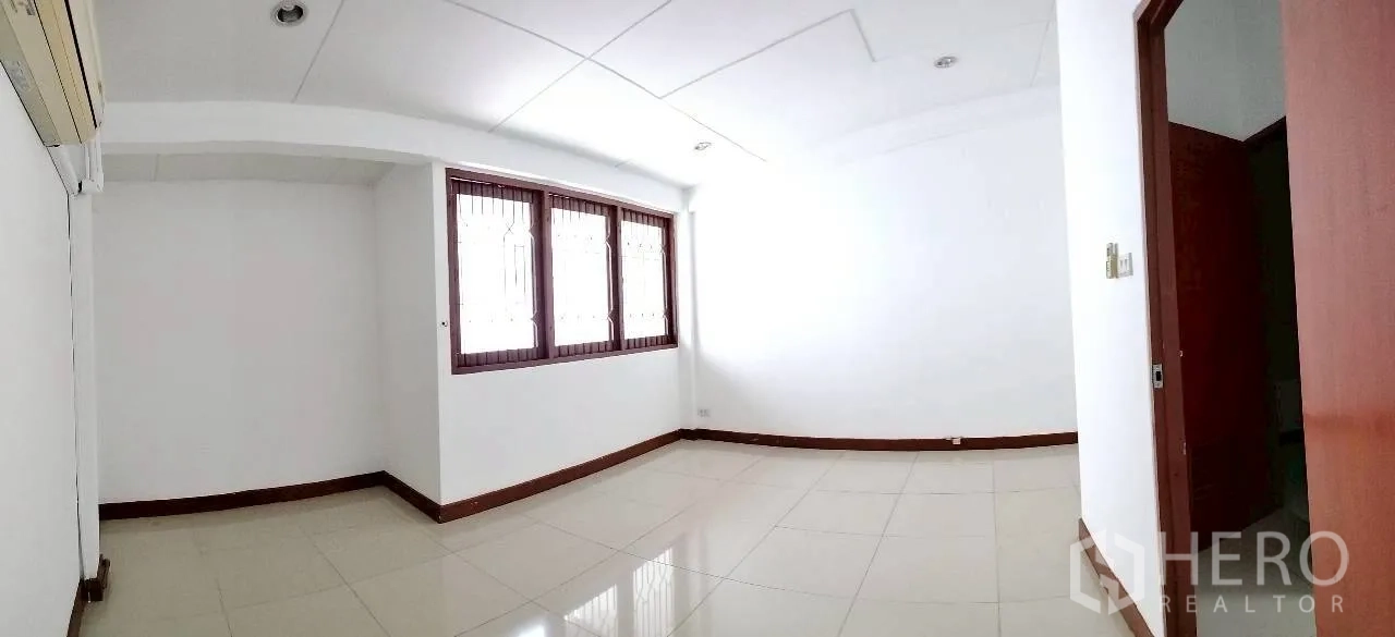 โฮมออฟฟิศ for rent in Watthana, Bangkok - ห้องปูกระเบื้องสีขาวกว้าง พร้อมเหล็กดัดหน้าต่างและทางเข้าห้องน้ำ